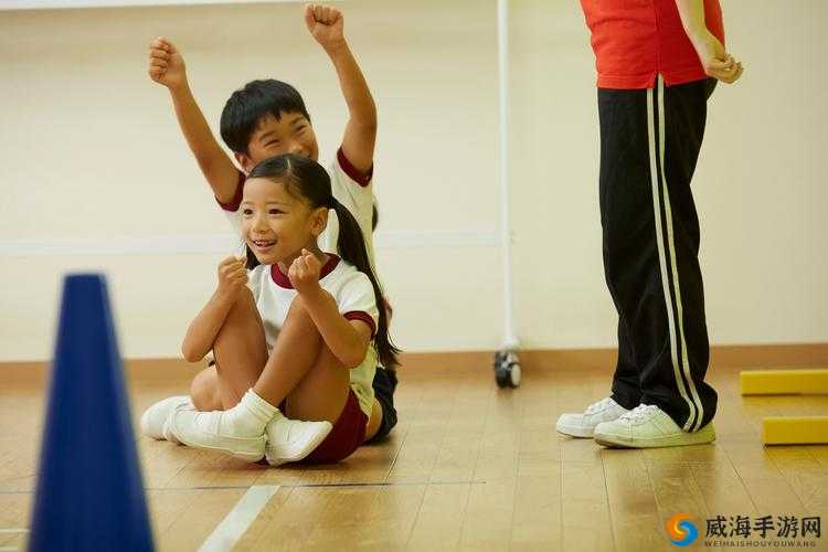 十二岁小女孩竟如此大胆迈开腿打扑克令人震惊