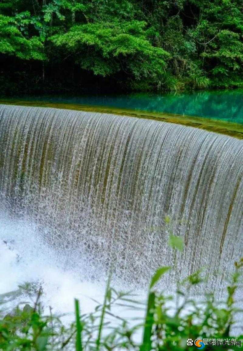 水帘白瀑如饥似渴：大自然的壮丽奇观