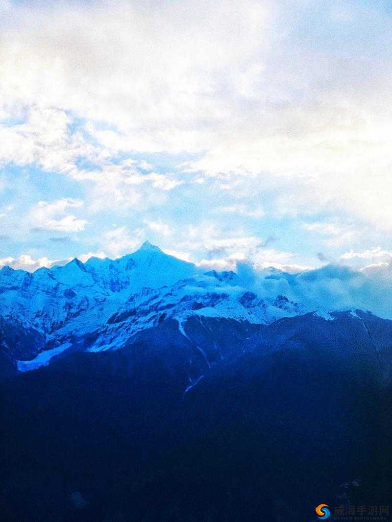 高耸的雪峰：蓝天的壮丽背景